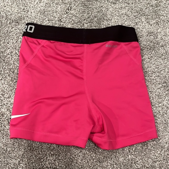 Hot pink womens nike pro’s - Picture 2 of 3